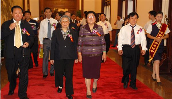 全國政協(xié)副主席錢正英（左一）、十五屆中央委員顧秀蓮（左三）、國務(wù)院扶貧主任，政協(xié)常委胡富國（左一）、北方汽車專修學(xué)校曹振峰董事長（右一）在人民大會堂共同出席北方學(xué)校七千萬扶貧工程